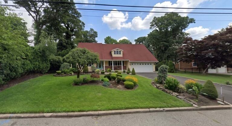 5 Merlin Lane, East Setauket — Home Profile